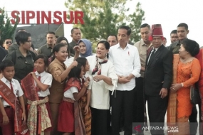 Presiden Joko Widodo bersama Ibu Negara Iriana Widodo saat meninjau Sipinsur Geosite di Kabupaten Humbang Hasundutan, Provinsi Sumatera Utara, Senin (30/7/2019).