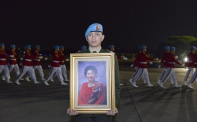 Lettu Arm Aprianto membawa foto almarhumah Ibu Ani Yudhoyono saat persiapan penyambutan jenazah di Lanud Halim Perdanakusuma, Jakarta Timur, Sabtu