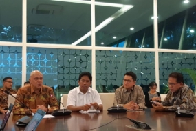 Direktur Jenderal Protokol dan Konsuler Kementerian Luar Negeri Andri Hadi (pertama kiri) membahas isu perlindungan WNI dalam konferensi pers Hassan Wirajuda Perlindungan Award di Jakarta, Rabu (8/5/2019). (ANTARA News/Yashinta Difa)