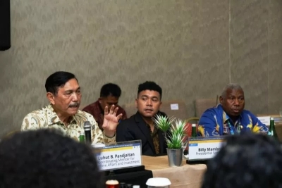 Dokumentasi - Staf Khusus Presiden dari kalangan milenial Gracia Billy Mambrasar (tengah) diapit oleh Menteri Kordinator Bidang Kemaritiman dan Investasi, Luhut Binsar Pandjaitan (kiri) dan Gubernur Papua Barat Dominggus Mandacan dalam sebuah pertemuan di Sorong, Papua Barat, Kamis (27/02/2020). ANTARA /HO-Billy Mambrasar