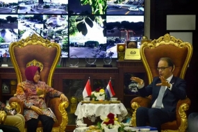 Wakil Menteri Bidang Perdagangan Luar Negeri dan Kerja Sama Pembangunan Pemerintah Belanda Peter Potman melakukan pertemuan dengan Wali Kota Surabaya membahas investasi di ruang kerja Wali Kota Surabaya, Kamis (12/3/2020). (ANTARA/HO-Humas Pemkot Surabaya)