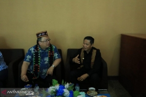 Bupati Manggarai Barat Agustinus Ch Dula (kanan) saat bertemu dengan Menteri Perencanaan Pembangunan Nasional (Bappenas) RI, Prof. Bambang Permadi Soemantri Brodjonegoro di Labuan Bajo.