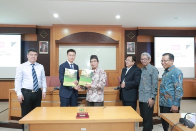 Wakil Rektor Bidang Kemahasiswaan dan Kerjasama Dr H Waryono, MAg dan Mr Yu Da usai menandatangani LoL di Gedung Prof Saifuddin Zuhri UIN Sunan Kalijaga, Yogyakarta, Senin (13/5).