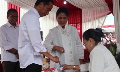 Presiden Joko Widodo dan Ibu Negara Iriana Joko Widodo memberikan suara di TPS 008 yang berlokasi di gedung Lembaga Administrasi Negara (LAN) kelurahan Gambir, kecamatan Gambir, Jakarta Pusat pada Rabu 