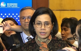 Menteri Keuangan Sri Mulyani memberikan keterangan kepada media tentang Stimulus Kedua Penanganan Dampak Covid-19 di Kantor Kemenko Perekonomian, Jakarta, Jumat (13/3/2020). ANTARA FOTO/Muhammad Adimaja/ama.