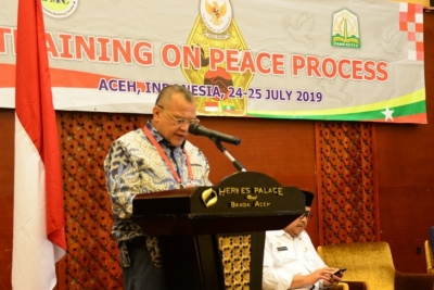 Duta Besar Republik Indonesia (Dubes RI) untuk Myanmar Prof Iza Fadri memberikan sambutan pada pelatihan “Training on Peace Process” di Hermes Palece Hotel, Banda Aceh, Rabu (24/7)