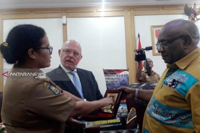 Kepala Biro Perbatasan dan Kerja sama Luar Negeri Provinsi Papua Suzana Wanggai (kiri) menjelaskan arti dari lambang Pemprov Papua kepada Dubes Belgia untuk Indonesia Stephane De Loecker (tengah) ketika mendampingi Wakil Gubernur Papua Klemen Tinal (kanan) di ruang kerjanya pada Senin (13/5)