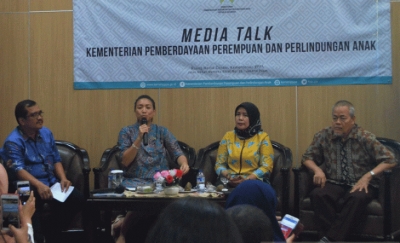 Dari kiri ke kanan: Kepala Bagian Publikasi dan Media Kementerian Pemberdayaan Perempuan dan Perlindungan Anak Budi Hartono (moderator) bersama calon anggota legislatif dari Partai Gerindra Rahayu Saraswati, calon anggota legislatif dari Partai Golkar Ratu Dian Hatifah dan Asisten Deputi Kesetaraan Gender Bidang Politik, Hukum dan Keamanan Kementerian Pemberdayaan Perempuan dan Perlindungan Anak Darsono Sudibyo dalam Bincang Media yang diadakan Kementerian Pemberdayaan Perempuan dan Perlindungan Anak di Jakarta, Jumat (15/2/2019). (ANTARA/Dewanto Samodro)