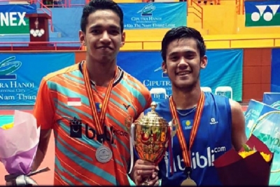 Firman Abdul Kholik (kaos biru) berpose bersama Chico Aura Dwi Wardoyo usai final Minggu malam (PBSI)