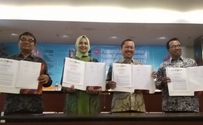 Bupati Jember (kiri tengah) Faida, bersama Ketua Komnas HAM, Ahmad Taufan Damanik, Staf Ahli Kantor Kepresidenan, Ifdhal Kasim dan Direktur Eksekutif INFID, Sugeng Bahagijo menandatanganinya nota kesepahaman MOU penyelenggaraan Festival HAM 2019, di Jakarta, Senin (29/7/2019) (ANTARA/Laily Rahmawaty)