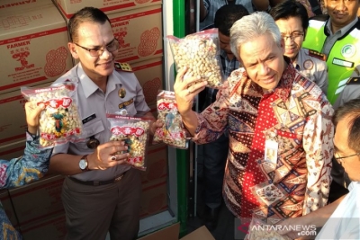 Gubernur Jawa Tengah Ganjar Pranowo dan Kepala Badan Karantina Pertanian Ali Jamil menunjukkan salah satu komoditas yang diekspor ke luar negeri.