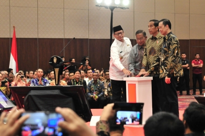 residen Jokowi didampingi sejumlah pejabat menekan tombol tanda dimulainya pembukaan Rakornas Investasi, di Nusantara Hall ICE BSD, Kabupaten Tangerang, Selasa (12/3) pagi.