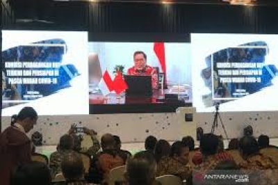 Duta Besar RI untuk Republik Rakyat Tiongkok dan Mongolia Djauhari Oratmangun saat konferensi video pada rapat kerja Kementerian Perdagangan di Jakarta, Rabu. (ANTARA/ Sella Panduarsa Gareta)