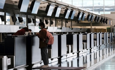 ARSIP FOTO: Seorang penumpang memakai masker pelindung saat check in di bandara, di tengah meluasnya wabah virus COVID-19, di Hong Kong, China, Kamis (5/3/2020). ANTARA FOTO/REUTERS/Tyrone Siu/nz/djo