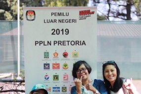 Sejumlah WNI di Afrika Selatan yang telah menggunakan hak pilihnya dalam Pemilu 2019 di tempat pemungutan suara (TPS) luar negeri di KBRI Pretoria pada Sabtu (13/4/2019). (KBRI Pretoria)