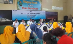 PT Taman Wisata Candi Borobudur, Prambanan, dan Ratu Boko melakukan sosialisasi gejala dan pencegahaan Covid-19 atau virus corona di Balai Desa Borobudur, Jawa Tengah, Minggu (7/3/2020). ANTARA