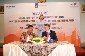 Direktur Utama IPC Arif Suhartono dan Direktur Port Rotterdam International Rene Van Der Plaas dalam penandatangan kerja sama di Jakarta, Rabu (11/3/2020). (ANTARA/HO IPC)