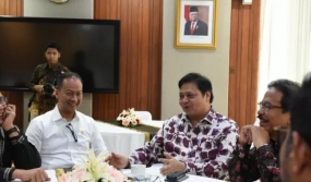 Menteri Koordinator Bidang Perekonomian Airlangga Hartarto sebelum memimpin rapat koordinasi mengenai program prioritas dan program kerja 2020-2024 di Jakarta, Kamis (7/11/2019). ANTARA/Dokumentasi Humas Kemenko Perekonomian