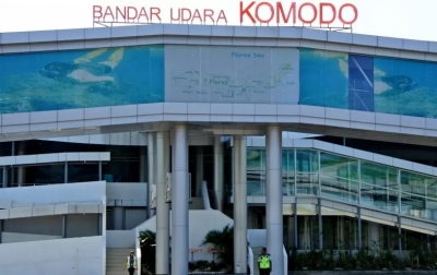 Dua petugas bandara sedang mengawasi pergerakan penumpang di Bandar Udara Komodo di Labuan Bajo, Manggarai Barat, NTT Selasa (22/1/2020). .ANTARA FOTO/Kornelis Kaha (Antara Foto/Kornelis Kaha)