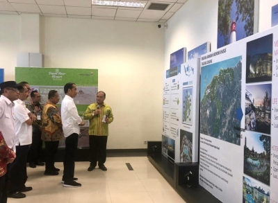 Presiden Jokowi mendapatkan penjelasan tentang maket KEK Tanjung Kelayang, di Bandara Depati Amir, Pangkal Pinang, Babel, Kamis (14/3) pagi. (Foto: Rahmat/Humas)