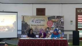 Direktur PRPP Jateng, Titah Listyorini (tengah), saat melakukan Preskon dengan rekan media terkait penyelenggaraan Jateng Fair. Berlokasi di Anjungan Kota Semarang, Grand Maerakaca, Selasa (21/5/2019).    Artikel ini telah tayang di Tribunjateng.com dengan judul Datangkan Nella Kharisma di Jateng Fair 2019, Titah Target Dihadiri 500 ribu Pengunjung, http://jateng.tribunnews.com/2019/05/21/datangkan-nella-kharisma-di-jateng-fair-2019-titah-target-dihadiri-500-ribu-pengunjung. Penulis: Desta Leila Kartika	 Editor: muh radlis