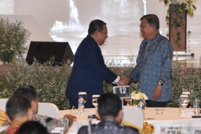 Wakil Presiden Jusuf Kalla (kanan) bersalaman dengan Wadirut Bank Mandiri Sulaiman A. Arianto usai menjadi pembicara kunci dalam Seminar Beyond Wealth 2019 di Jakarta, Rabu (7/8/2019).