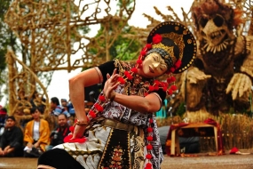 Tari Topeng Losari Cirebon merupakan tari topeng yang menyatukan antara mitologi agama dengan moral manusia, yang pasrah terhadap kehendak Yang Maha Kuasa.