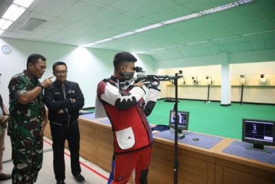 Menteri Pemuda dan Olahraga Imam Nahrawi (kedua kiri) mengunjungi seleksi nasional atlet-atlet Persatuan Menembak Sasaran dan Berburu Indonesia (Perbakin) di Lapangan Menembak, Senayan, Jakarta, Rabu (23/1). (Humas Kemenpora)