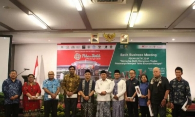 Wali Kota Pekalongan Saelany Machfud (tengah) melakukan foto bersama dengan para pelaku batik lokal dengan pembeli batik mancanegara usai acara pembukaan pameran Pekan Batik 2019 di Kota Pekalongan.