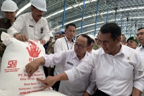 mentan menyatakan pihaknya optimis target sewasembada gula putih nasional dapat terlaksana dalam waktu dekat,seiring tuntasnya target pemerintah untuk membangun 10 pabrik gula baru selama 5 tahun yang diharapkan mampu menambah produksi gula putih nasioanal mencapai 1 juta ton menjadi 3,5 juta ton per tahun dari sebelumnya hanya sebanyak 2,5 juta ton per tahunnya.