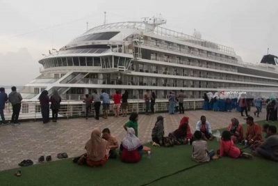 Ilustrasi: Pengunjung &quot;Surabaya North Quay&quot; di Pelabuhan Tanjung Perak Surabaya menikmati pemandangan berlatar belakang kapal pesiar MS Viking Orion. (ANTARA Jatim/ Hanif Nashrullah)  Setiap kapal asing sebelum masuk ke pelabuh