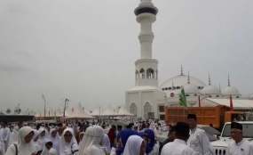 Wisatawan mancanegara dan warga Batam memadati acara peresmian penggunaan Masjid Sultan Mahmud Riayat Syah, Jumat (20/9/2019).