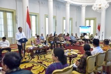 Presiden Jokowi menyampaikan pengantar pada Sidang Kabinet Paripurna, di Istana Kepresidenan Bogor, Jabar, Senin (8/7) siang.