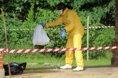 Petugas kesehatan melepaskan pakaian pelindung setelah mengunjungi barak isolasi rumah sakit Bikoro, yang menerima terduga kasus Ebola, di Bikoro, Republik Demokratik Kongo, Sabtu (12/5/2018). (REUTERS/Jean Robert N&#039;Kengo)