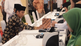 Presiden Jokowi dan Para Pejabat Negara Ramai-Ramai Bayar Zakat Lewat BAZNAS di Istana