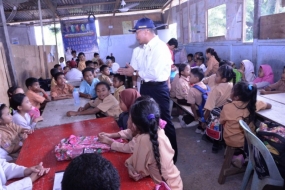 Mendikbud Muhadjir Effendy saat mengunjungi Community Learning Center (CLC) di Tawau, Malaysia. (BKLM Kemendikbud)