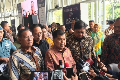 Wakil Presiden Jusuf Kalla memberikan pernyataan pers usai membuka Indonesia Industrial Summit 2019 di Indonesia Convention Exhibition (ICE) BSD City, Tangerang Selatan, Senin (15/4/2019). 