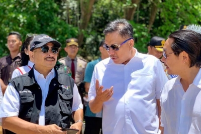 Menteri Pariwisata Arief Yahya berdialog dengan Gubernur Olly Dondokambey saat berkunjung ke lokasi rencana KEK Likupang. 