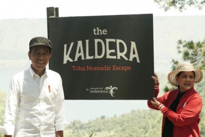 Presiden Joko Widodo bersama Ibu Negara Iriana Joko Widodo meninjau kawasan wisata The Kaldera Toba Nomadic Escape yang terletak di Kabupaten Toba Samosir (Tobasa), Provinsi Sumatera Utara, pada Selasa (30/1/2019. Selepas peninjauan, Presiden menginginkan agar kawasan wisata The Kaldera bisa dikembangkan secepatnya