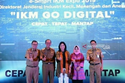 Dirjen IKM dan Aneka Kementerian Perindustrian, Gati Wibawaningsih (tengah) saat membuka E-smart IKM Go Digital Expo 2019 di Palembang, Senin (19/8/2019). 