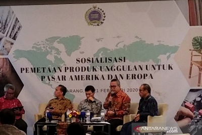 Sejumlah pembicara pada kegiatan Sosialisasi Pemetaan Produk Unggulan Untuk Pasar Amerika dan Eropa di Semarang, Jumat (21/2). 