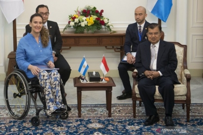 Wakil Presiden Jusuf Kalla (kanan) melakukan pertemuan bilateral dengan Wakil Presiden Argentina Gabriela Michetti (kiri) di Istana Wakil Presiden Jakarta, Selasa (7/5/2019). (ANTARA FOTO/WAHYU PUTRO A)