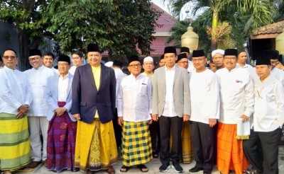 Ketua Umum Partai Golkar Airlangga Hartanto berfoto dengan Akbar Tanjung, Abu Rizal Bakrie, dan lainnya usai salat Iduladha di DPP Partai Golkar, Jakarta Barat, Minggu (11-8-2019). (Foto: Laily Rahmawaty)