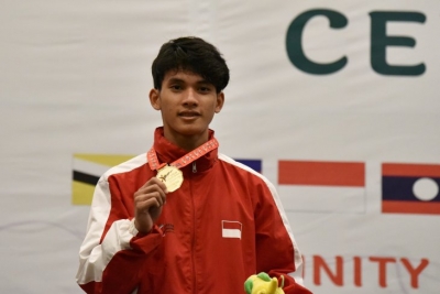 Pesilat putra Indonesia Amirullah Karim memperlihatkan medali emas pencak silat putra kelas F 59-63 kg ASEAN Schools Games (ASG) 2019 yang berhasil diraihnya, di Rama Shinta Ballroom Patra Jasa Semarang, Jawa Tengah, Selasa (23/7/2019). 