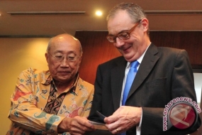 nvestasi EU Indonesia Ketua APINDO Sofyan Wanandi (kiri) bertukar kartu nama dengan Direktur Operasional &#039;External Action Service&#039; Uni Eropa David O&#039;Sullivan (kanan) usai memberi keterangan pers di Jakarta, Senin (27/2). Tokoh bisnis Indonesia dan Uni Eropa (UE) melakukan pertemuan membahas hubungan dagang dan investasi khususnya untuk dimulainya negosiasi tentang Perjanjian Kemitraan Ekonomi yang Komprehensif (CEPA) di antara kedua pihak. Pertemuan tersebut berfokus pada cara memperkuat masyarakat kelas menegah di Indonesia, mendukung pembangunan ekonomi dan menyediakan lebih banyak lapangan kerja yang bermutu.