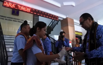 Wagub NTT Josef Nae Soi (kanan) mencuci tangan menggunakan cairan &quot;hand sanitizer saat berkunjung ke kantor wilayah kemenkuham NTT. (Antara/ Kornelis Kaha)