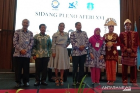 Menteri Kelautan dan Perikanan, Susi Pudjiastuti, berfoto bersama pada Sidang Pleno ke XVI AFEBI, di Pangkalpinang, Kamis (25/4). (ANTARA/Aprionis)