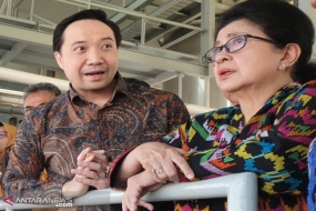 Menteri Kesehatan Nila Farid Moeloek bersama Founder &amp; CEO PT Evergen Resources Siswanto usai peresmian PT Evergen Resources yang merupakan industri bioteknologi berbasis mikroalga pertama di Asia Tenggara, di Kendal, Jawa Tengah, Kamis. 