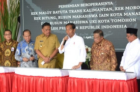 Presiden Jokowi meresmikan 3 KEK dan 2 rumah susun mahasiswa, di Bandar Udara Sam Ratulangi, Kota Manado, Sulawesi Utara (Sulut), Senin (1/4) pagi. 