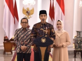 Presiden Jokowi didampingi Ibu Negara Iriana dan Mensesneg menyampaikan dukacita atas wafatnya Ibu Ani Yudhoyono di Istana Kepresidenan Bogor, Jawa Barat, Sabtu (1/6). 